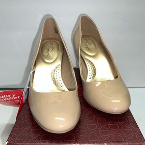Dexflex Comfort Women's Nude Pumps 2.75 inch heel (size 7)